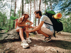 Als Erste-Hilfe-Maßnahme bei schmerzhaften Prellungen, Zerrungen und Verstauchungen ist die Anwendung der klassischen PECH-Regel empfehlenswert. Foto: Valerii Apetroaiei/Getty Images/akz-o