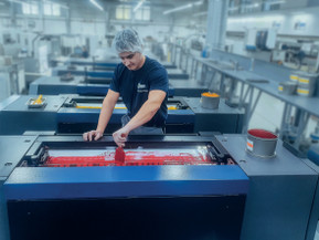 Präzisionsarbeit: Azubi Marijan Denkovski gibt Farbe in die Druckmaschine ein. Foto: colordruck/akz-o