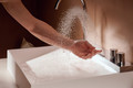 Bildunterschrift: Sprudelnd wie ein Jungbrunnen oder fließend wie ein Wasserfall: Beide Wasser-Erlebnisse bietet die Avalegra AquaUnit. Diese neue Produktkategorie der Premiummarke hansgrohe vereint Waschbecken und Armatur zu einer harmonischen Kombination. Foto: hansgrohe/Hansgrohe SE/akz-o