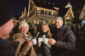 Bildunterschrift: Gemeinsam auf die Adventszeit anstoßen: Ein heißer Glühwein gehört für viele zum Weihnachtsmarktbesuch einfach dazu. In geselliger Runde lässt sich die winterliche Atmosphäre besonders genießen. Foto: Tourima Tourismus GmbH/Stefan Leitner/akz-o
