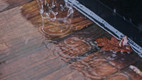 Bildunterschrift: Bei Starkregen kann es zu Stauwasser auf dem Balkon kommen. Dann ist eine sichere Abdichtung der Anschlüsse von bodentiefen Fenstern oder Türen an den Baukörper wichtig, um Feuchteschäden zu vermeiden. Foto: Pawel Kajak/istockphoto.com/Triflex/akz-o
