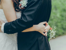 Ein Hochzeitstag ist mehr als nur ein Termin im Kalender – er ist der Beginn eines gemeinsamen Lebenswegs, ein Versprechen füreinander. Jede Hochzeit erzählt ihre eigene Geschichte von Freude, Hoffnung und dem Mut, gemeinsam in die Zukunft zu starten. Foto: pexels.com/ak-o