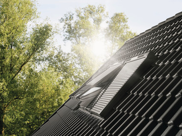 Durch Rollläden ist eine bis zu 7,5 °C reduzierte Raumtemperatur im Sommer möglich. Foto: Velux/akz-o