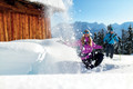 Bildunterschrift: Schneeflocken und Alpenpanorama – Winterurlaub, der bleibt.Foto: Martin Lugger/akz-o