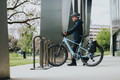 Bildunterschrift: Moderne eBikes sind vernetzt und bieten über die Bosch eBike Flow App viele smarte Funktionen – darunter einen digitalen Diebstahlschutz für mehr Sicherheit. Foto: Bosch eBike Systems/akz-o