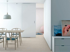 Regelmäßiges Lüften ist wichtig – reicht aber manchmal nicht aus. Für größere Raumecken oder unter Schrägen, in denen häufig die Luft steht, eignen sich Anti-Schimmel-Standlüfter. Sie sorgen durch die regelmäßige, leise Luftverwirbelung für gesunde Verhältnisse, ganz ohne Chemie. Foto: pexels.com/MouldEX/akz-o