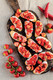 Bildunterschrift: Für die besonders fruchtige Note treffen sich hier Erdbeeren mit Tomaten auf den Crostini. Foto: 1000 gute Gründe/ Tanja Farwick/akz-o