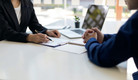 Bildunterschrift: Die Frage nach den Bestattungskosten sollte von Beginn an geklärt und schriftlich festgehalten werden. Foto: Wasan-stock.adobe.com/Bundesverband Deutscher Bestatter e. V./akz-o