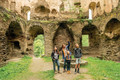 Bildunterschrift: Eine Reise in die Vergangenheit – zum Beispiel bei einem Besuch der Burgruine Balduinseck Foto: Dominik Ketz/Hunsrück-Touristik GmbH/akz-o