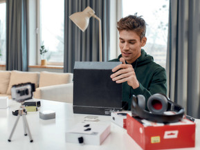 Unboxing-Videos werden millionenfach angesehen. Foto: LanaStock/istockphoto.com/akz-o