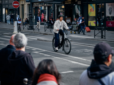 Auf kurzen Strecken oft schneller als Auto oder Bahn: Mit dem eBike kann man Staus umfahren und spart sich die Parkplatzsuche. Foto: Bosch eBike Systems/akz-o