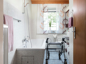 Ausgangssituation vor der Renovierung – ein Bad mit Wanne und hohem Einstieg. Der schmale Grundriss lässt eine Nutzung mit Gehhilfe kaum zu. Foto: Kermi Duschdesign GmbH/akz-o