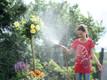 Bildunterschrift: Mit einem 2.000-Liter-Erdspeicher kann der Garten auch in Trockenperioden zuverlässig gewässert werden. Foto: Intewa/akz-o