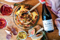 Bildunterschrift: Vin Le Fleur trifft auf cremigen Ofencamembert Foto: Plaimont/akz-o