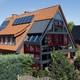 Bildunterschrift: Die großzügige Glasfront des Wintergartens eröffnet einen weiten Blick in die Natur, als ob sich Haus und Garten vereinen. Foto: Sebastian Engels/Sonne-am-Haus.de/akz-o