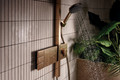 Bildunterschrift: Dezent und unaufdringlich: Die Raindance Alive Showerpipe verschmilzt optisch mit der Wand. Dank des neuen Archetyps des Aufputzthermostaten eignet sich diese Lösung optimal bei der Badrenovierung. Foto: hansgrohe/Hansgrohe SE/akz-o