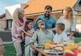 Bildunterschrift: Ein Hörgerät wirkt wie eine Anti-Aging-Kur für Körper und Geist. Foto: audibene GmbH/akz-o