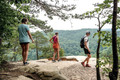 Bildunterschrift: Raus aus dem Alltag, rein ins Abenteuer: Ob Wald, Berge oder See – Naturerlebnisse stehen bei Familien in den Sommerferien hoch im Kurs. Foto: pexels.com/Fendt-Caravan/akz-o