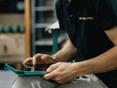 Gefragt sind Fachkräfte, die technisches Verständnis mit betriebswirtschaftlichem Know-how verbinden. Foto: Pexels Bulat369/IST-Studieninstitut GmbH/akz-o
