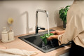 Bildunterschrift: Die Küchenarmatur Vernis Blend bietet viel Bewegungsfreiheit an der Spüle. Foto: hansgrohe/Hansgrohe SE/akz-o