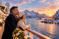 Bildunterschrift: Persönlicher Service und Zeit füreinander können eine Kreuzfahrt in der Weihnachtszeit besonders entspannt machen. Foto: KI-generiert/nicko cruises Schiffreisen/akz-o