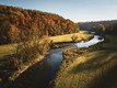 Bildunterschrift: Goldene Herbstfarben im Jagsttal: Entlang des Kocher-Jagst-Trails wechseln sich Flussauen, Wiesen und farbenprächtige Wälder ab. Foto: Tourimia Tourismus GmbH/Stefan Leitner Photography/akz-o