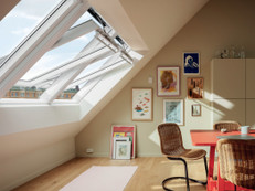 Elektrische oder solarbetriebene Dachfenster öffnen und schließen sich zu vorher festgelegten Zeitpunkten. Foto: Velux/akz-o