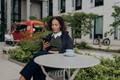 Bildunterschrift: Kaffeeduft in der Nase, den Kopf absolut frei: Dank smarter GPS-Ortung und digitalem Schlüssel auf dem Smartphone steht das eigene eBike vor dem Lieblingscafé jederzeit sicher und zuverlässig bewacht. Foto: Bosch eBike Systems/akz-o
