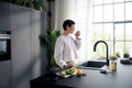 Bildunterschrift: Die Filter- und Sprudelarmatur hansgrohe Aqittura M91 erleichtert den Alltag. Individuelle Filterkartuschen erlauben abgestimmte Mineralisierungsstufen. Foto: hansgrohe/Hansgrohe SE/akz-o