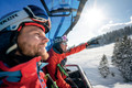 Bildunterschrift: Die moderne Sudelfeldkopfbahn bringt Wintersportler im komfortablen 8er-Sessel schnell nach oben. Foto: Bergbahnen Sudelfeld/Dietmar Denger/akz-o
