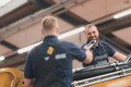 Bildunterschrift: Technische Probleme beheben, entweder in der Werkstatt oder auf der Baustelle: Das ist der Job der Land- und Baumaschinenmechatroniker. Foto: Depenbrock/akz-o
