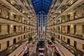 Bildunterschrift: Die blaue Stunde im Maritim Magdeburg – wenn das Lichts durch das Glasdach in die Lobby leuchtet. Foto: Maritim Hotels/akz-o