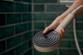 Bildunterschrift: Mikrofeine Strahlarten wie hansgrohe PowderRain sorgen für ein großartiges Duschvergnügen trotz geringerem Wasserverbrauch. Foto: hansgrohe/Hansgrohe SE/akz-o