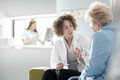 Bildunterschrift: Die Apothekerinnen und Apotheker vor Ort versuchen, bei akuten Problemen oder Fragen mit einem neu verordneten Medikament zu helfen. Foto: Haleon Germany GmbH/akz-o