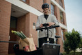 Bildunterschrift: Ein eCargo-Bike bietet jede Menge Platz, ist einfach zu fahren und entlastet Eltern im Alltag. Tamara Winograd von Bosch eBike Systems gibt Tipps zu Lastenrädern. Foto: Robert Bosch GmbH/akz-o