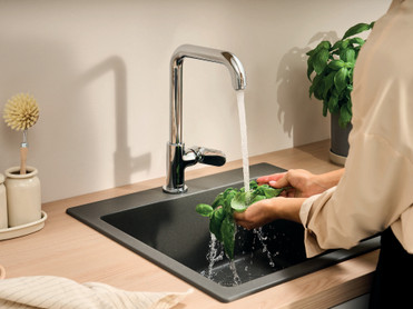 Die hansgrohe Küchenarmatur Vernis Blend M35 sorgt für maximale Bewegungsfreiheit an der Spüle, sowohl in der Höhe als auch im seitlichen Schwenkbereich. Foto: hansgrohe/Hansgrohe SE/akz-o