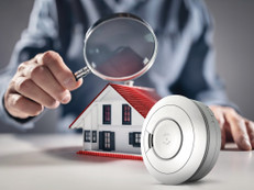 Woran erkennt man einen guten Rauchmelder, der zuverlässig im Brandfall warnt und benutzerfreundlich in der Bedienung ist? Foto: Ei Electronics/istock/BrianAJackson/akz-o