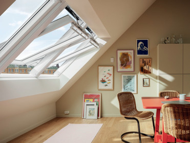 Elektrische oder solarbetriebene Dachfenster öffnen und schließen sich zu vorher festgelegten Zeitpunkten. Foto: Velux/akz-o