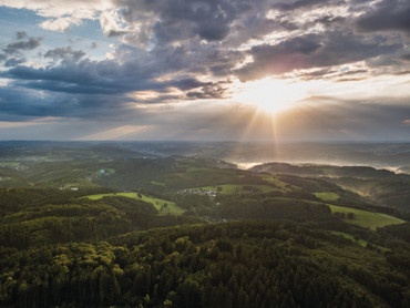 Herrliche Aussichten über weite Hügellandschaften im Bergischen. Foto: Dominik Ketz/akz-o Herrliche Aussichten über weite Hügellandschaften im Bergischen. Foto: Dominik Ketz/akz-o