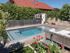 Standard-Becken in einladende Wasser-Terrasse verwandelt Foto: Steinbauer/Bundesverband Schwimmbad & Wellness e.V./akz-o