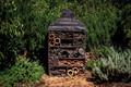 Bildunterschrift: Der Bau von Nisthilfen für Bienen und Insekten schafft wichtigen, geschützten Raum für die Bestäubungshelfer. Foto: pexels.com/akz-o
