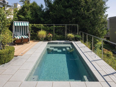 Vom Strandkorb aufs Wasser blicken – ganz ohne zu verreisen Foto: Vivell Schwimmbadtechnik/Bundesverband Schwimmbad & Wellness e.V./akz-o