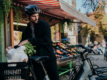 Ob Kinder, Sportausrüstung oder der Wocheneinkauf – im Familienalltag gibt es oft vieles zu transportieren. Immer mehr Menschen nutzen die flexiblen Lastenräder für ihre täglichen Wege – vor allem auf kurzen Strecken in der Stadt oder auf dem Dorf. Foto: Robert Bosch GmbH/akz-o