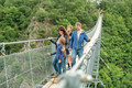 Bildunterschrift: Nervenkitzel und jede Menge Spaß auf der Hängeseilbrücke Geierlay. Foto: Dominik Ketz/Hunsrück-Touristik GmbH/akz-o
