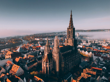 Schon von weitem sichtbar – das berühmte Ulmer Münster Foto: Johannes Glöggler/Ulm/Neu-Ulm Touristik/akz-o