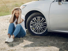 Auch wenn eine Panne unangenehm ist: Mit dem richtigen Verhalten lassen sich gefährliche Situationen vermeiden. Wichtig sind vor allem Ruhe, Sichtbarkeit und ausreichender Abstand zum Verkehr. Foto: pexels.com/ak-o