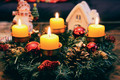 Bildunterschrift: Traditioneller Adventskranz aus Tannengrün mit vier Kerzen – Symbol für die vier Adventssonntage. Foto: pexels.com/ak-o