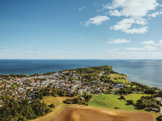 Wenn die Sonne über der Ostsee aufgeht, zeigt sich Göhren von seiner schönsten Seite. Spaziergänge am feinsandigen Strand und die frische Meeresbrise sorgen schon am Morgen für pure Erholung. Foto: www.goehren-ruegen.de/akz-o