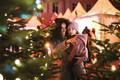 Bildunterschrift: Kunsthandwerk entdecken: Zwischen liebevoll gefertigten Einzelstücken gibt es auf dem Weihnachtsmarkt viel zu bestaunen. Für Familien gehört das Stöbern und Entdecken zum besonderen Erlebnis der Adventszeit. Foto: Tourima Tourismus GmbH/Stefan Leitner/akz-o
