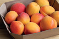 Bildunterschrift: Wellpappe ist eine bewährte und zuverlässige Lösung für Obst und Gemüse. Foto: MaskaRad/istockphoto.com/akz-o